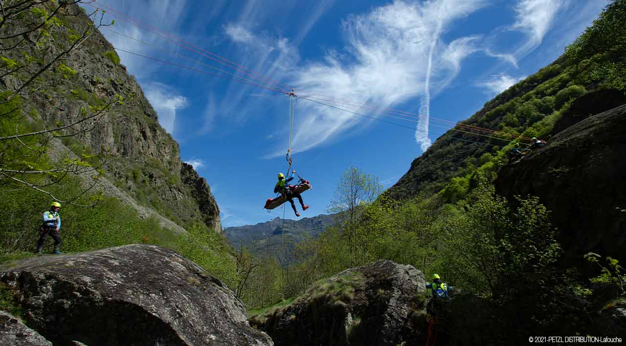 Ejercicio de rescate con cuerdas en los Pirineos franceses. Fotografía Petzl.