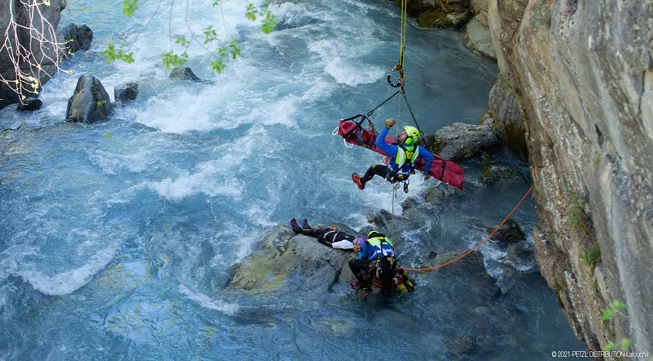 Ejercicio de rescate del equipo CRS sobre el río Gave, en los Pirineos franceses. Fotografía Petzl.